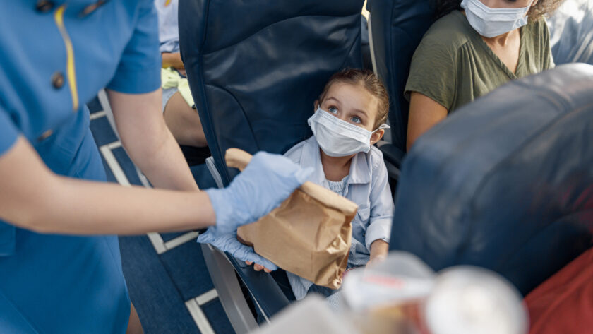 Astuces pour changer la couche d’un bébé en avion