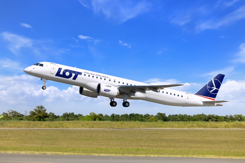 LOT Polish Airlines accueille son premier Embraer E195-E2 pour renforcer sa flotte et promouvoir la durabilité.