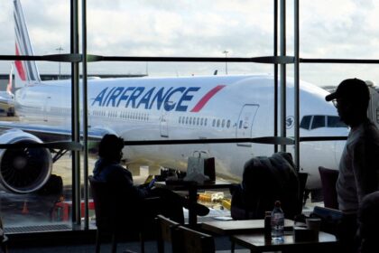 Le PDG d’Air France-KLM critique vivement le principal aéroport de Paris pour la pénurie de places de stationnement pour avions.