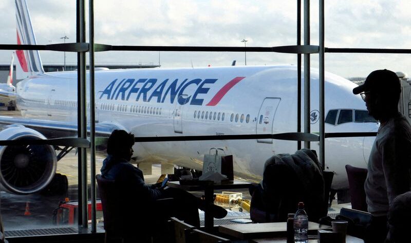 Le PDG d’Air France-KLM critique vivement le principal aéroport de Paris pour la pénurie de places de stationnement pour avions.