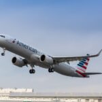 Un passager blessé à la tête refuse de quitter un vol American Airlines