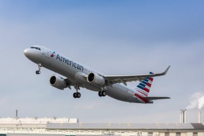 Un passager blessé à la tête refuse de quitter un vol American Airlines