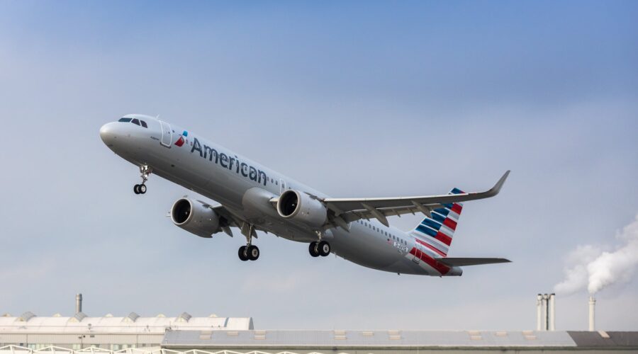 Un passager blessé à la tête refuse de quitter un vol American Airlines