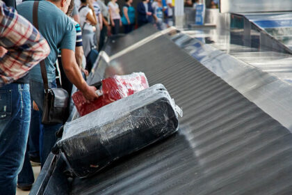 Drame à l’aéroport O’Hare de Chicago : une femme perd la vie en étant piégée dans un tapis roulant