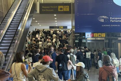 Menace terroriste à l’aéroport de Bruxelles : passagers et membres d’équipage confinés à l’intérieur de l’aéroport.