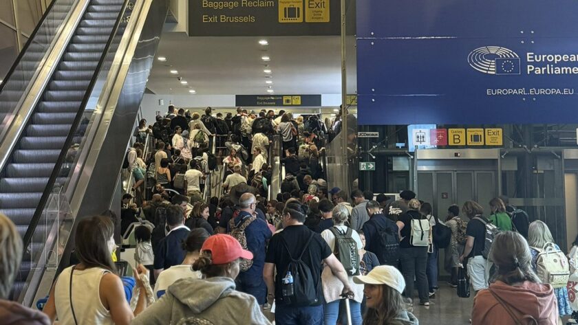 Menace terroriste à l’aéroport de Bruxelles : passagers et membres d’équipage confinés à l’intérieur de l’aéroport.