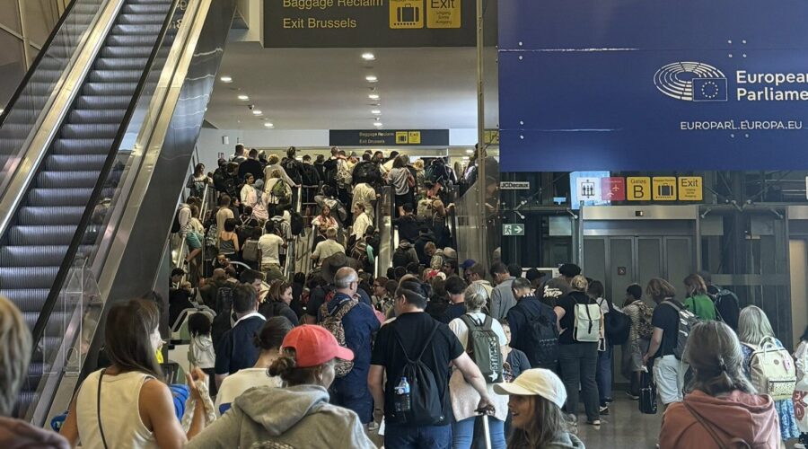 Menace terroriste à l’aéroport de Bruxelles : passagers et membres d’équipage confinés à l’intérieur de l’aéroport.