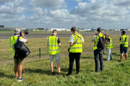 Le septième rassemblement des passionnés d’aviation se tient à l’aéroport de Bruxelles, offrant à 20 spotters un accès exclusif.