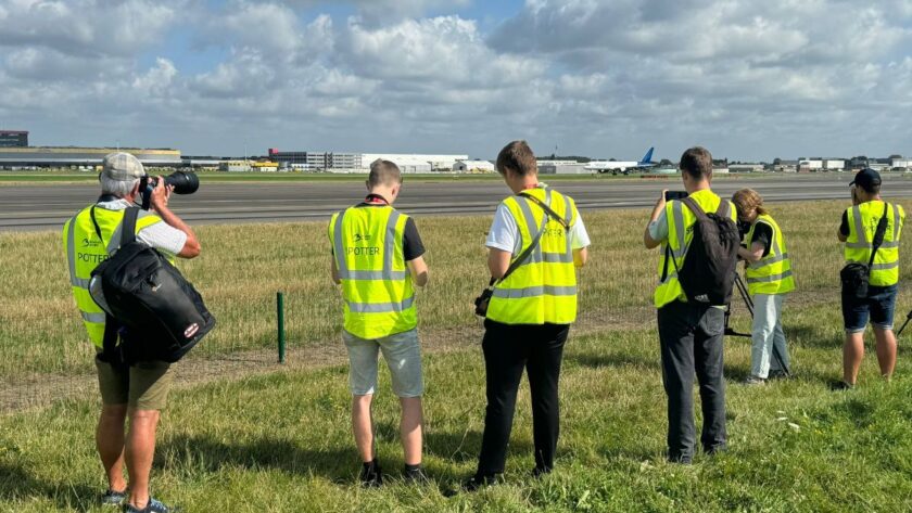 Le septième rassemblement des passionnés d’aviation se tient à l’aéroport de Bruxelles, offrant à 20 spotters un accès exclusif.