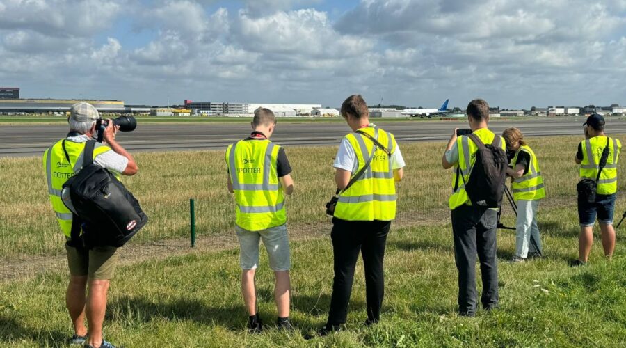 Le septième rassemblement des passionnés d’aviation se tient à l’aéroport de Bruxelles, offrant à 20 spotters un accès exclusif.