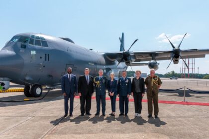 La Nouvelle-Zélande accueille le premier des cinq C-130J Super Hercules, renforçant ses capacités de transport aérien tactique.