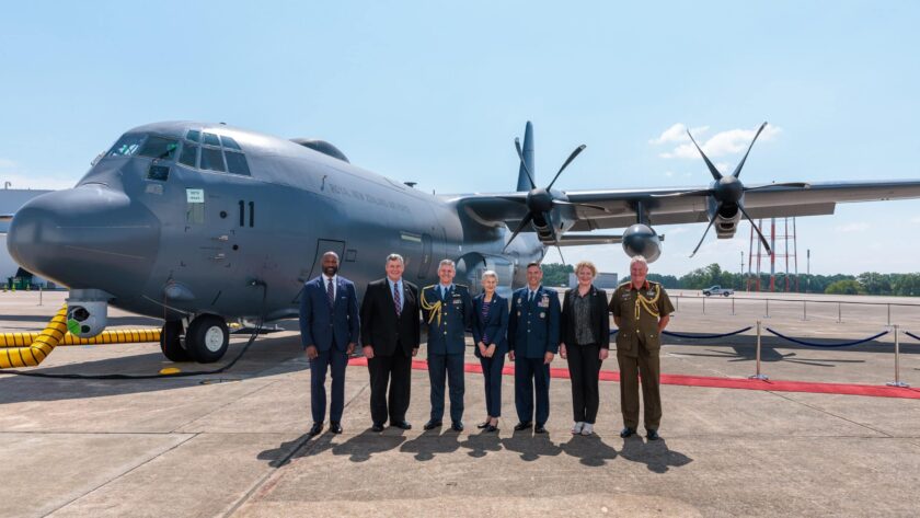 La Nouvelle-Zélande accueille le premier des cinq C-130J Super Hercules, renforçant ses capacités de transport aérien tactique.