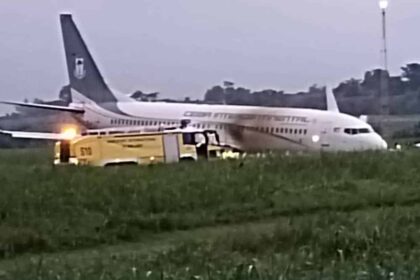 Un Boeing 737-800 de Ceiba Intercontinental termine sa course dans un sol meuble après son atterrissage à l’aéroport de Malabo, en Guinée équatoriale.