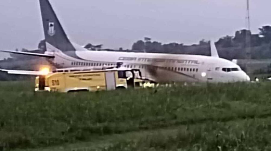 Un Boeing 737-800 de Ceiba Intercontinental termine sa course dans un sol meuble après son atterrissage à l’aéroport de Malabo, en Guinée équatoriale.