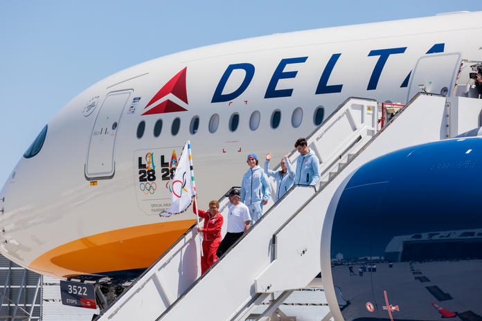 Vol exclusif de Delta Air Lines avec le drapeau olympique vers Los Angeles: une livrée personnalisée pour marquer l’événement