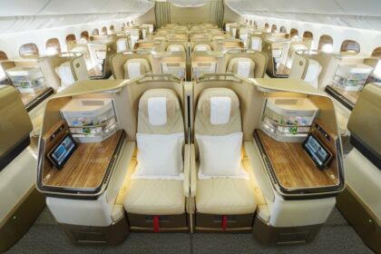 Emirates présente son tout premier Boeing 777 rénové avec de nouvelles cabines sur son vol vers Genève