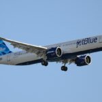 Malgré des bénéfices inattendus au deuxième trimestre, JetBlue retarde la commande de nouveaux avions Airbus pour réduire les coûts.