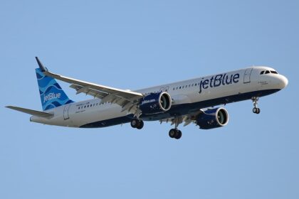 Malgré des bénéfices inattendus au deuxième trimestre, JetBlue retarde la commande de nouveaux avions Airbus pour réduire les coûts.