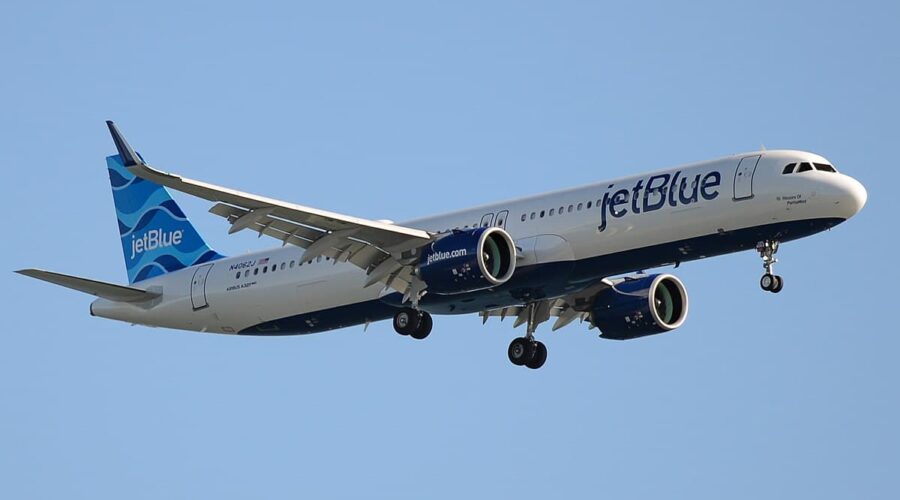 Malgré des bénéfices inattendus au deuxième trimestre, JetBlue retarde la commande de nouveaux avions Airbus pour réduire les coûts.