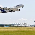 Le 50 millionième passager sur les lignes américaines célèbre son arrivée à l’aéroport de Munich lors d’une croissance historique