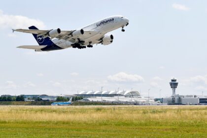 Le 50 millionième passager sur les lignes américaines célèbre son arrivée à l’aéroport de Munich lors d’une croissance historique