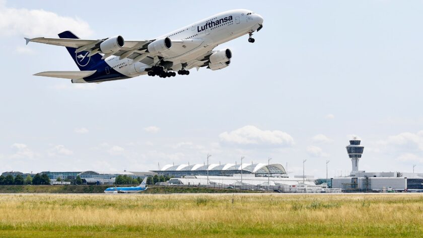 Le 50 millionième passager sur les lignes américaines célèbre son arrivée à l’aéroport de Munich lors d’une croissance historique