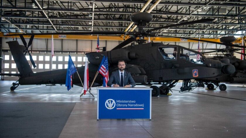 Un moment de « percée » pour l’aviation militaire polonaise avec la signature de l’accord pour les Apache