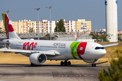 La compagnie aérienne TAP Air Portugal annonce un bénéfice de 72,2 millions d’euros au deuxième trimestre 2024, soutenu par une forte croissance du nombre de passagers et une discipline financière solide.