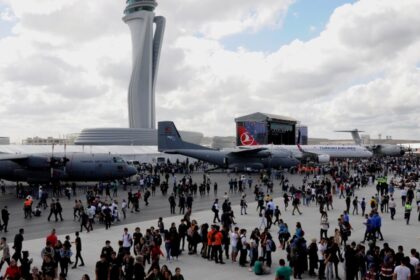 Le secteur de l’aviation navigue à travers l’été malgré un pic historique de voyages aériens