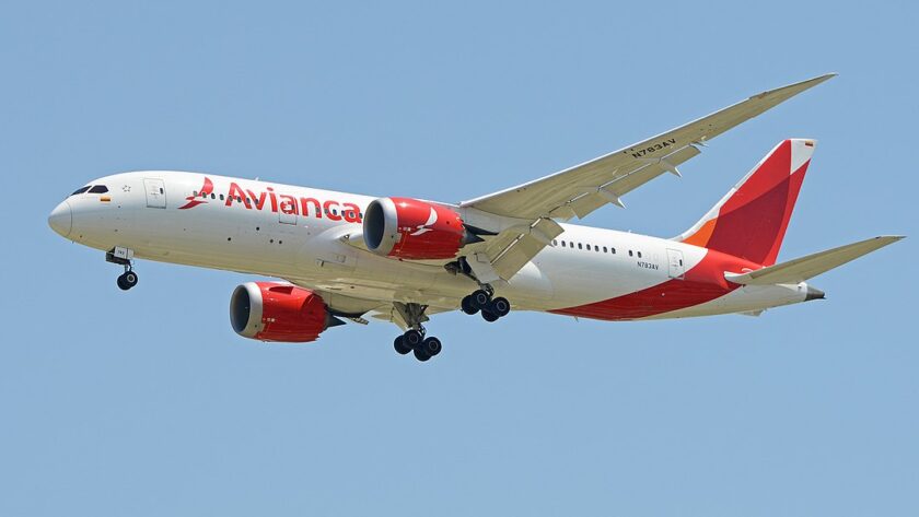 Avianca attaque en justice un passager perturbateur pour 30 000 $ après l’agression d’un membre d’équipage, entraînant l’annulation du vol de retour