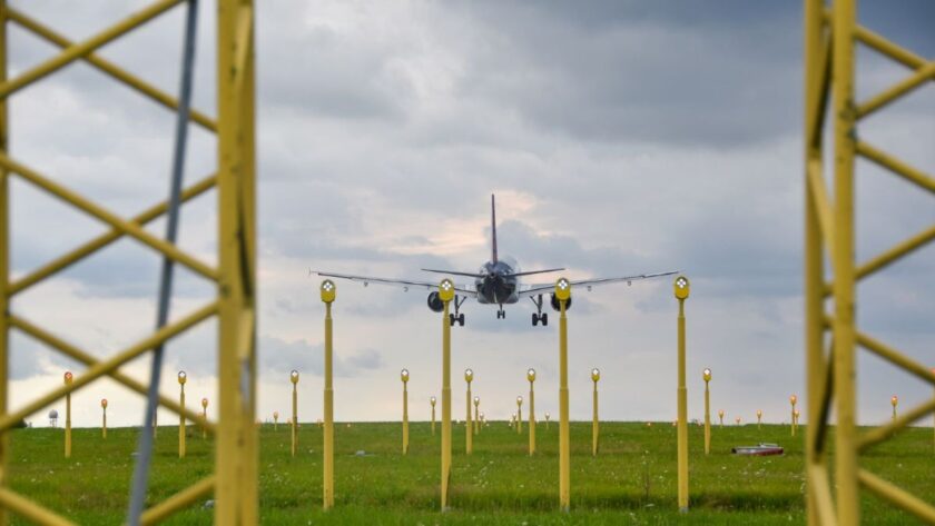 Essais d’approche plus raide à Brussels Airport pour réduire le bruit et les émissions: partenariat avec skeyes