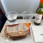 KLM envisage de mettre fin à la distribution gratuite de sandwichs sur ses vols européens