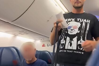 Delta Air Lines expulse un passager d’un vol à cause de son t-shirt controversé sur Trump