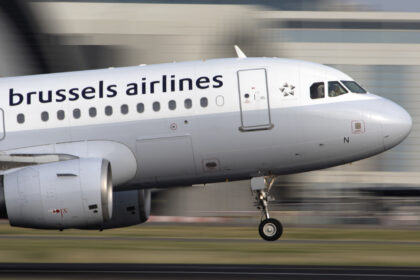 Un pilote de Brussels Airlines est arrêté (et plus tard licencié) après avoir présenté un « passeport de camouflage » au contrôle frontalier.