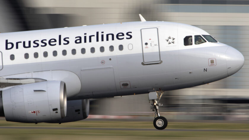 Un pilote de Brussels Airlines est arrêté (et plus tard licencié) après avoir présenté un « passeport de camouflage » au contrôle frontalier.