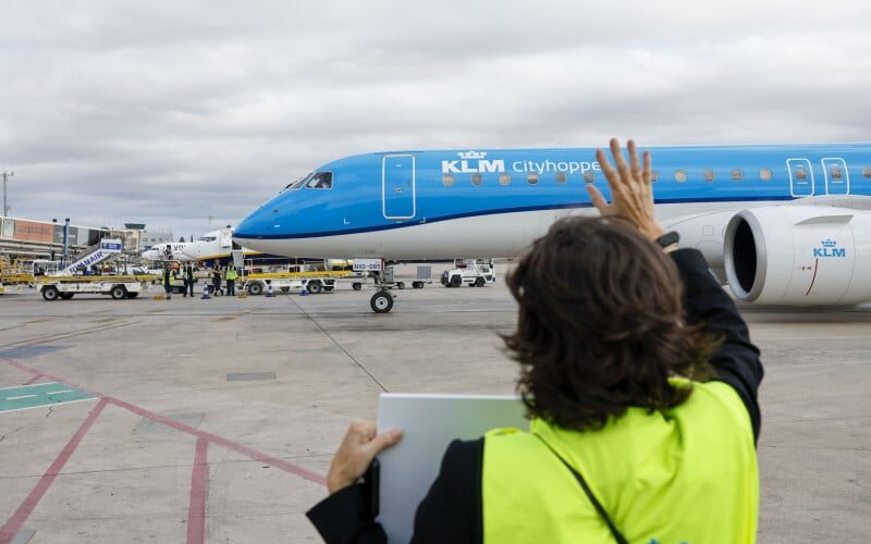 L’atterrissage à Valence du vol durable de KLM Cityhopper pour « Le Défi de l’Aviation »