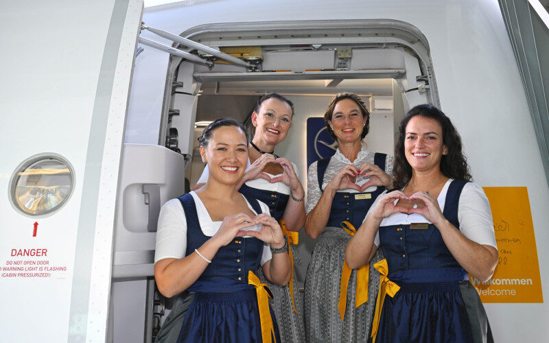 Oktoberfest 2024 : L’équipage en tenue traditionnelle bavaroise de Lufthansa décolle de Munich