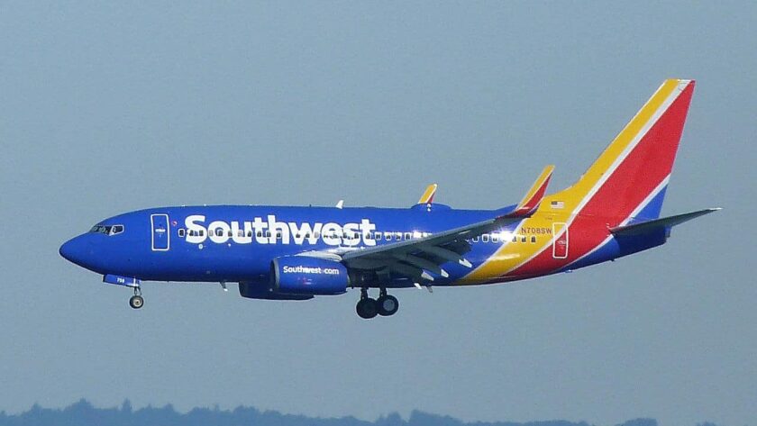 Enquête en cours de la FAA et du NTSB sur une quasi-collision entre des avions d’Alaska et de Southwest Airlines à l’aéroport de Nashville