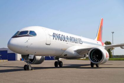 TAAG Angola Airlines reçoit son premier Airbus A220, marquant une expansion de sa flotte et un nouvel habillage.