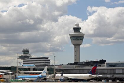 Les investissements se multiplient à Schiphol suite à l’augmentation des tarifs, malgré les préoccupations de KLM sur les coûts.