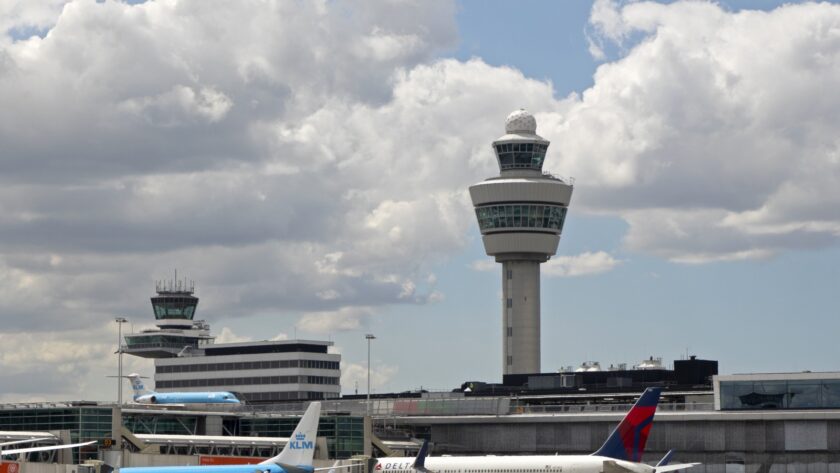 Réactions de Schiphol et de KLM aux mesures de réduction du bruit à l’aéroport d’Amsterdam Schiphol imposées par le gouvernement néerlandais