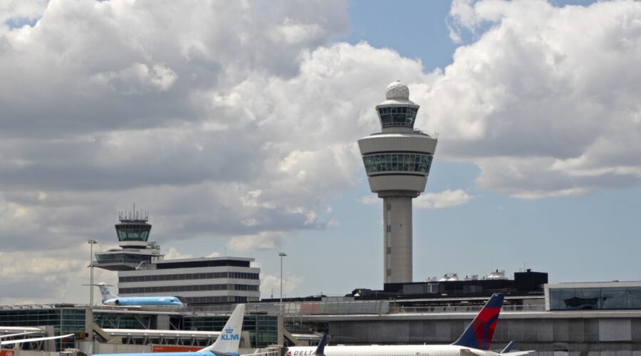 Réactions de Schiphol et de KLM aux mesures de réduction du bruit à l’aéroport d’Amsterdam Schiphol imposées par le gouvernement néerlandais