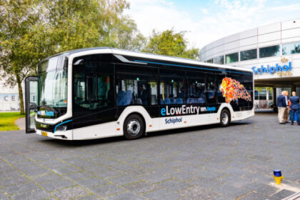 L’aéroport d’Amsterdam-Schiphol renforce son engagement en faveur de la durabilité avec l’arrivée d’une nouvelle flotte de bus électriques