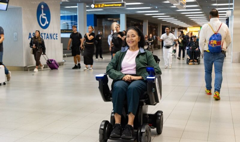 Des fauteuils roulants autonomes disponibles à l’aéroport Amsterdam-Schiphol pour les voyageurs à mobilité réduite