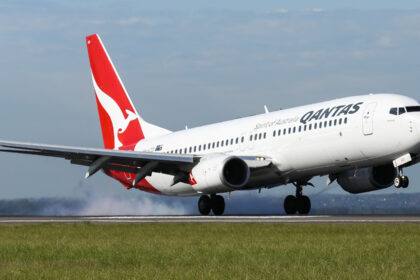 Qantas condamné à une amende de 100 millions de dollars pour la vente de billets sur des vols annulés, touchant plus de 86 000 clients