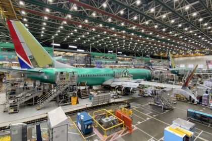 Boeing parvient à un accord provisoire pour mettre fin à une grève de cinq semaines dans un contexte de difficultés financières persistantes