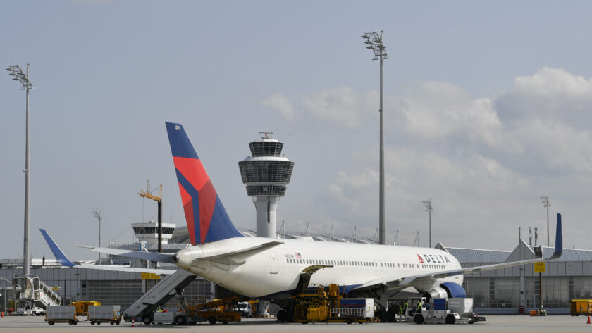 Delta Air Lines attaque en justice CrowdStrike pour une perte de plus de 500 millions de dollars suite à une panne informatique, mettant en cause une mise à jour défectueuse.