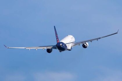 Brussels Airlines enregistre un bénéfice record de 78 millions d’euros pour l’été, boosté par son expansion long-courrier et sa ponctualité améliorée.