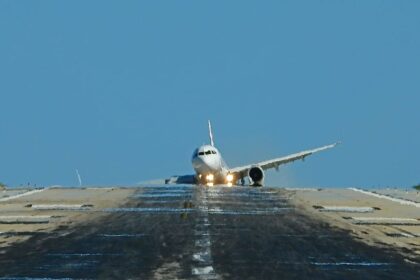 Atterrissage en douceur pour l’Airbus A321 de Sunclass Airlines à l’aéroport de Skiathos, en Grèce