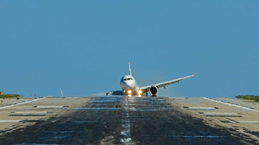 Atterrissage en douceur pour l’Airbus A321 de Sunclass Airlines à l’aéroport de Skiathos, en Grèce